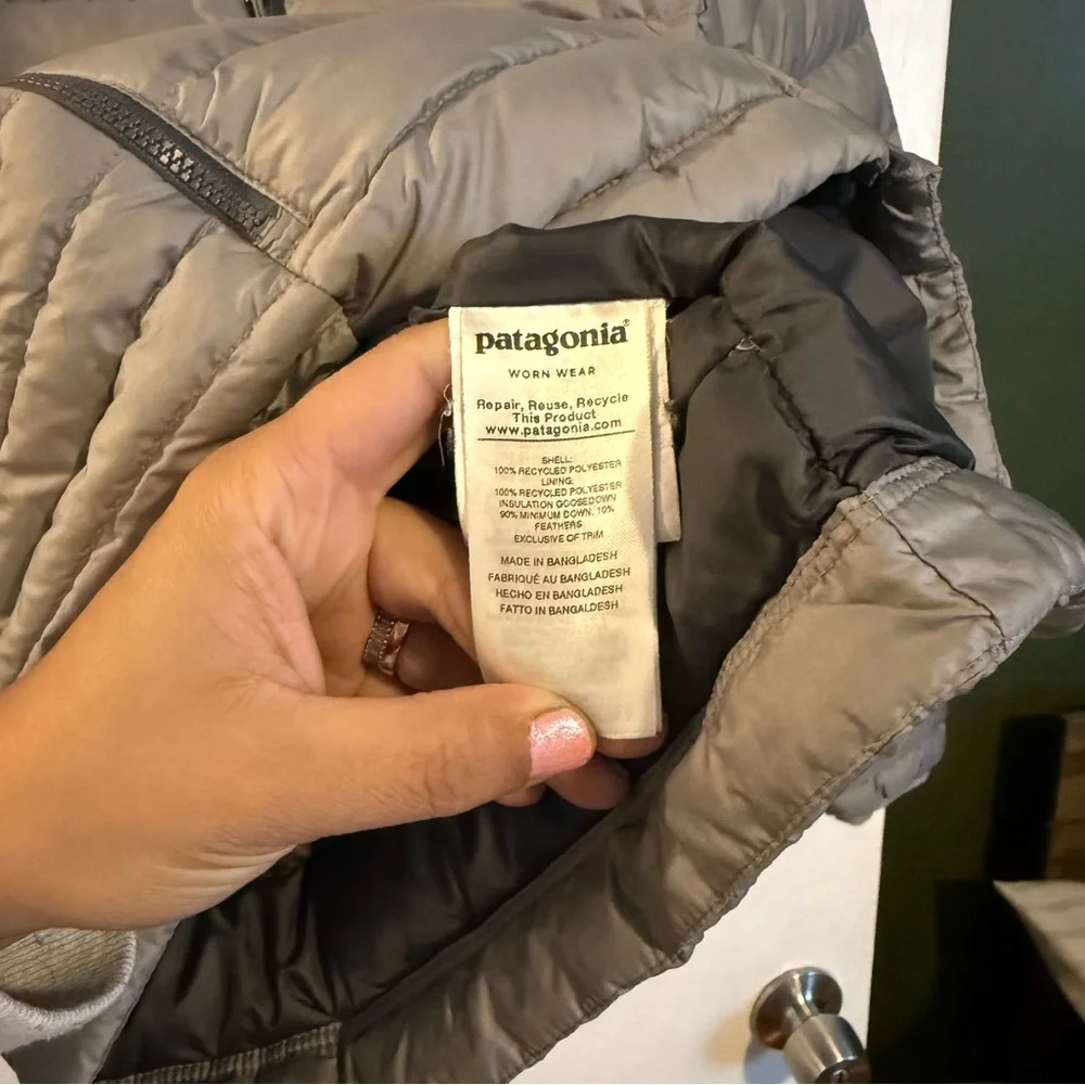 FLAWED Patagonia gray down puffer jacket size small - damage near zipper - Picture 6 of 7